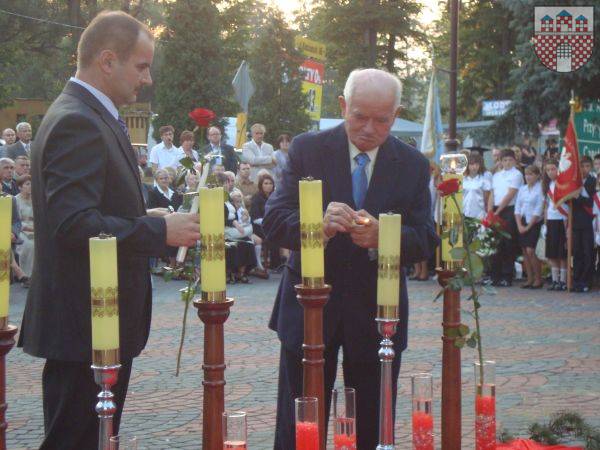 : Jan Poznański odpalił świece w intencji ofiar drugiego roku wojny.